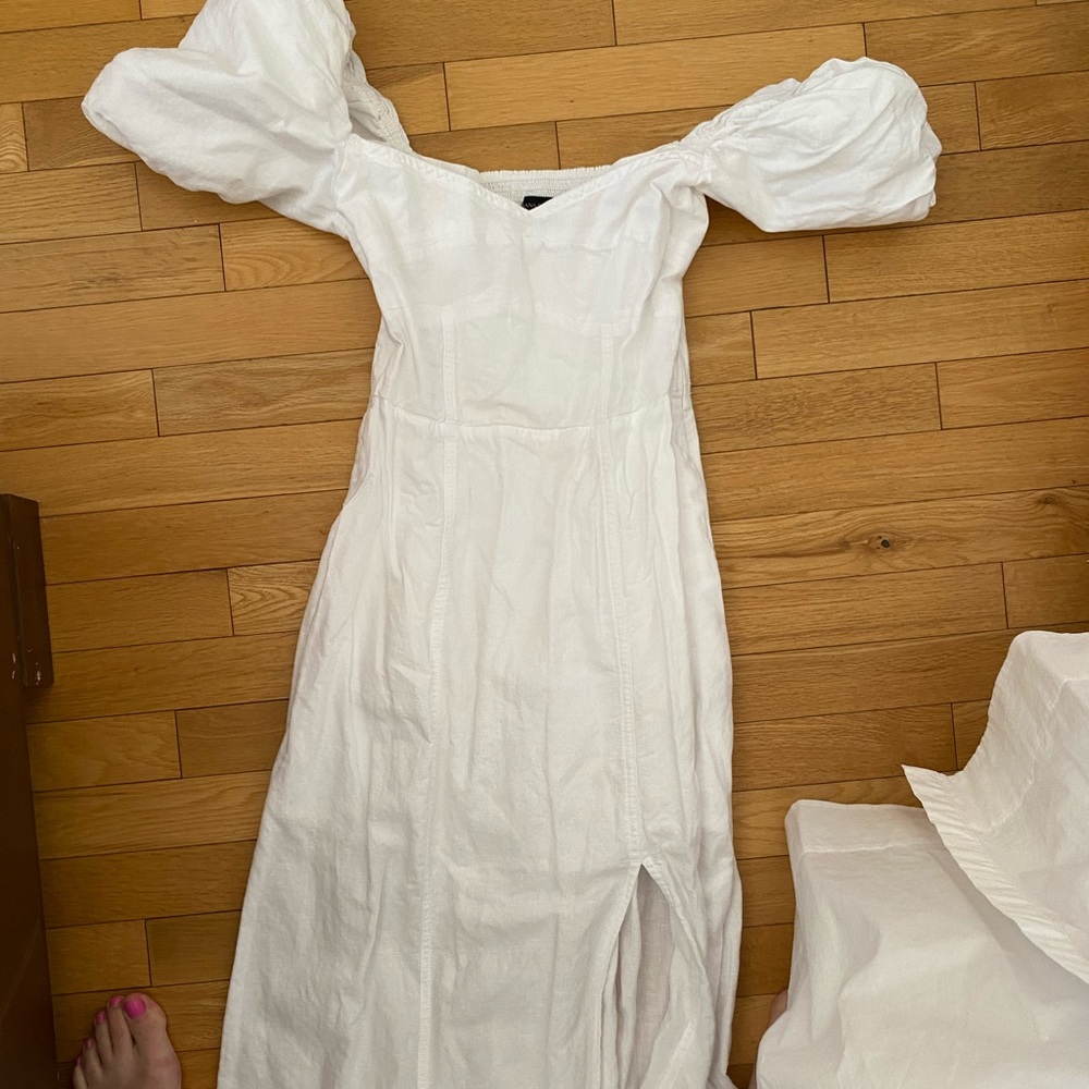 Banana Republic white Midi Dre’s with puffy sleeve